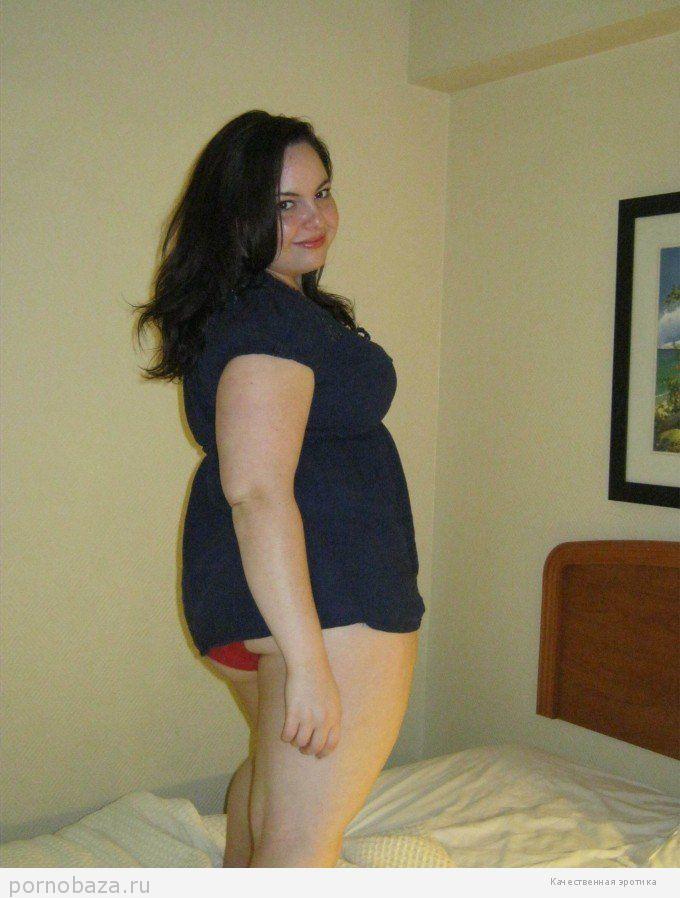 Красивая толстая женщина на курорте