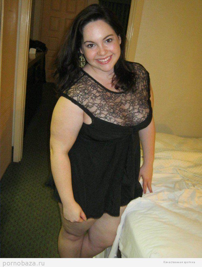 Красивая толстая женщина на курорте