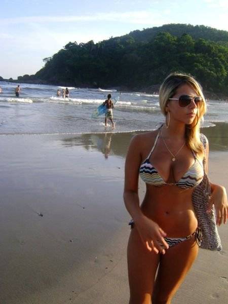 Девушки в купальниках (41 фото)