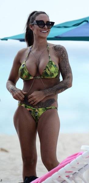 Девушки в купальниках (41 фото)