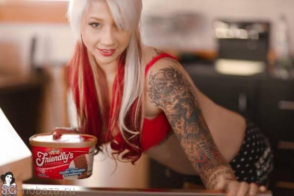 Сексуальная девушка под псевдонимом Sarahskittles из Suicide Girls