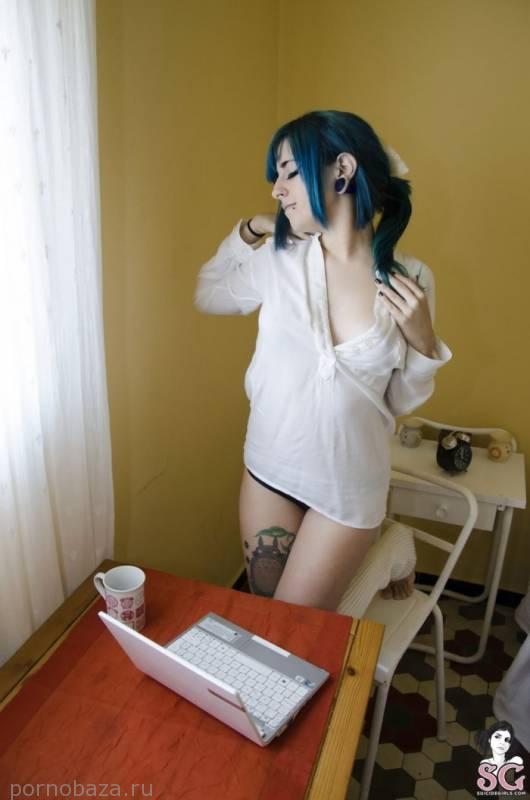 Симпатичная девушка под псевдонимом Pandemia из Suicide Girls