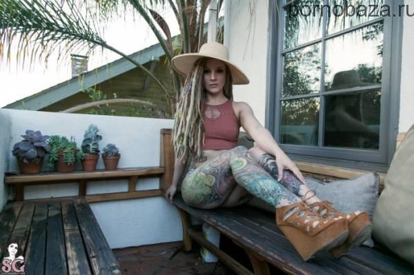 Неформатная красотока Damsel из Suicide Girls