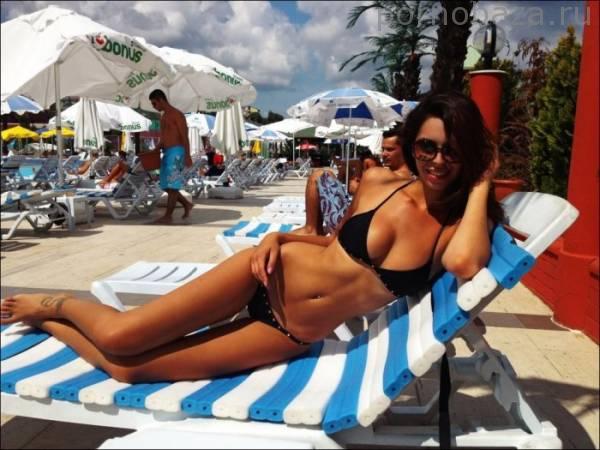 Девушки в бикини (33 фото)