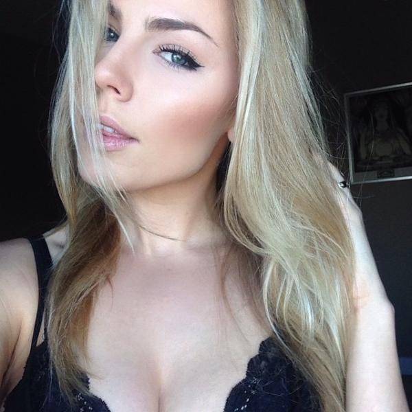 Селфи девушек (35 фото)