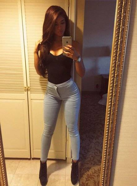 Девушки в джинсах (24 фото)