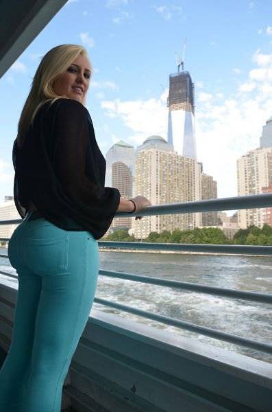 Девушки в джинсах (24 фото)