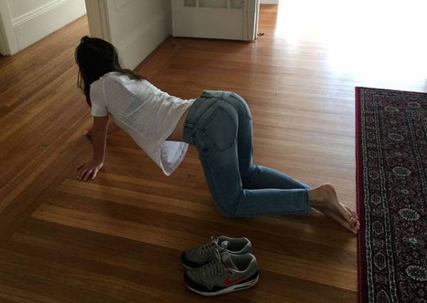 Девушки в джинсах (24 фото)