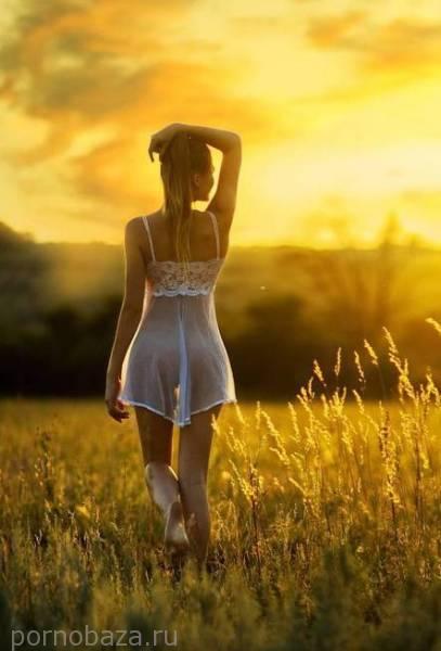 Подборка девушек в легких платьицах (47 фото)