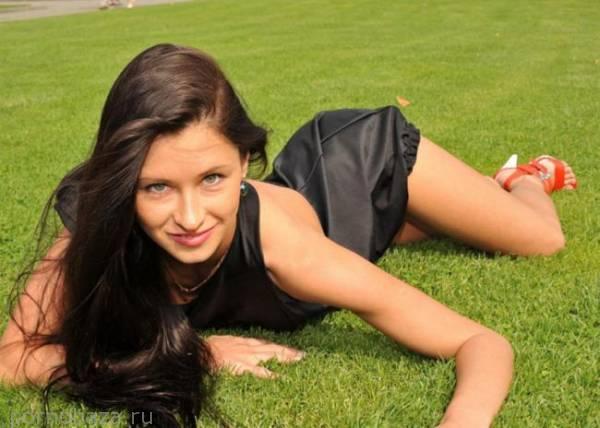 Легкий стриптиз брюнетки на улице