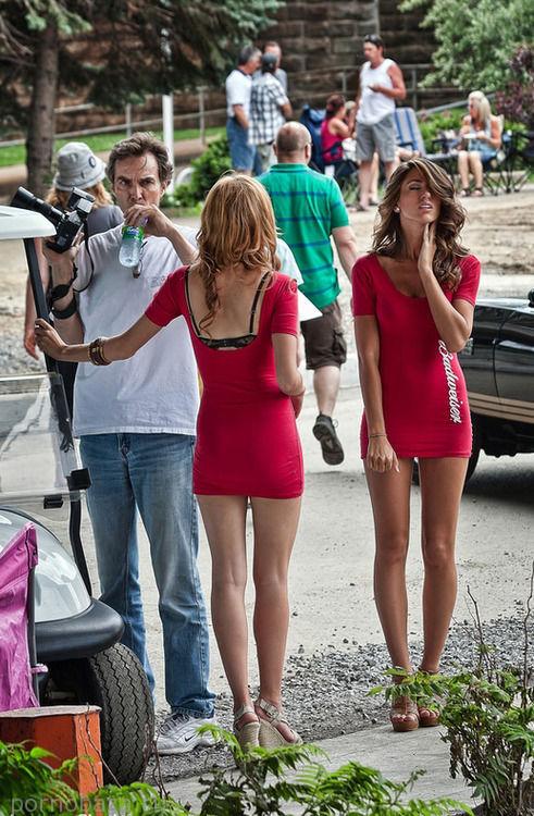 Девушки в обтягивающих платьях (50 фото)