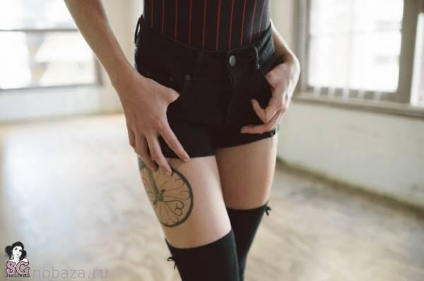 Сексуальная брюнетка Camisado из Suicide Girls