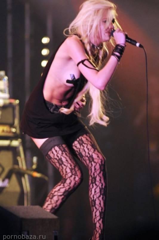 Солистка группы The Pretty Reckless в откровенном наряде