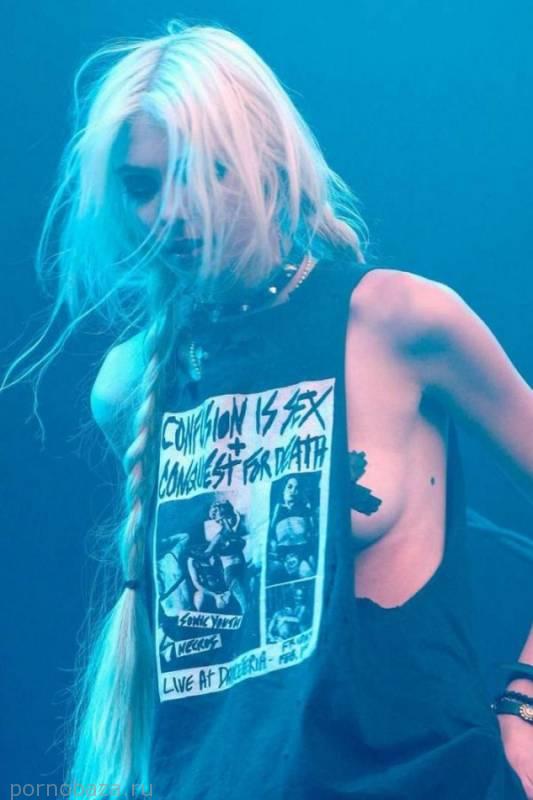 Солистка группы The Pretty Reckless в откровенном наряде