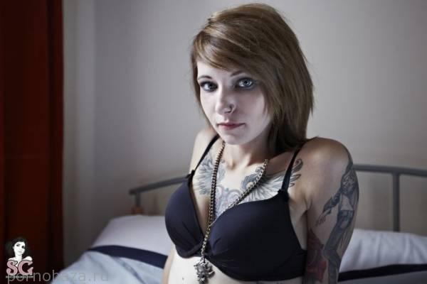 Симпатичная девушка под псевдонимом Lockhart из Suicide Girls