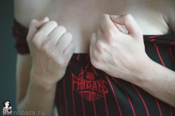 Сексуальная брюнетка Camisado из Suicide Girls