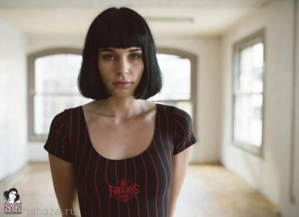 Сексуальная брюнетка Camisado из Suicide Girls