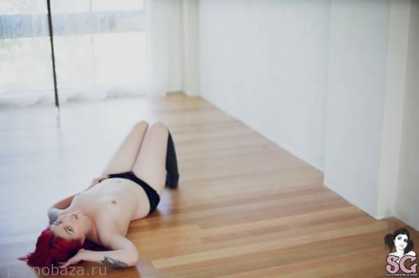 Обаятельная девушка Harlee из Suicide Girls