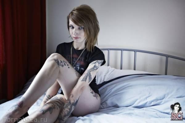 Симпатичная девушка под псевдонимом Lockhart из Suicide Girls