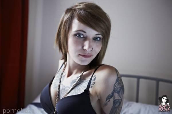 Симпатичная девушка под псевдонимом Lockhart из Suicide Girls