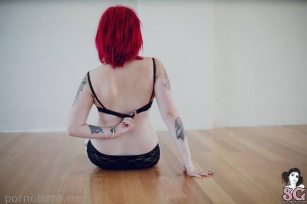 Обаятельная девушка Harlee из Suicide Girls