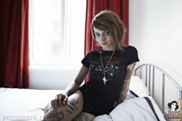 Симпатичная девушка под псевдонимом Lockhart из Suicide Girls
