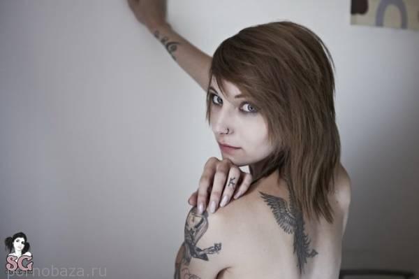 Симпатичная девушка под псевдонимом Lockhart из Suicide Girls