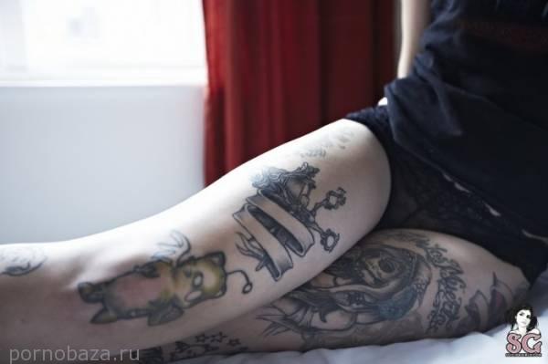 Симпатичная девушка под псевдонимом Lockhart из Suicide Girls