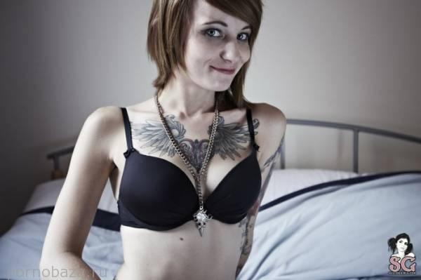 Симпатичная девушка под псевдонимом Lockhart из Suicide Girls