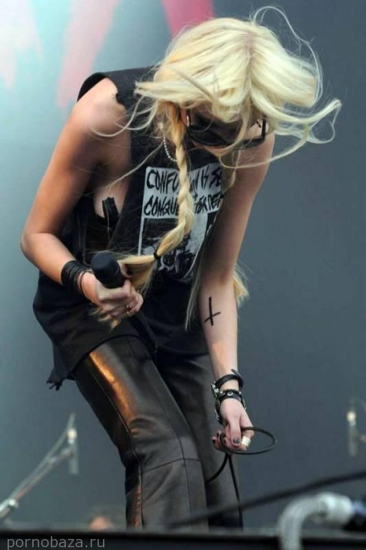 Солистка группы The Pretty Reckless в откровенном наряде