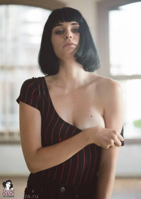 Сексуальная брюнетка Camisado из Suicide Girls