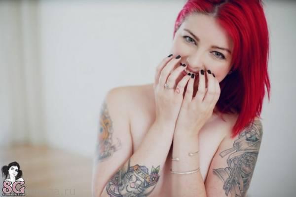 Обаятельная девушка Harlee из Suicide Girls