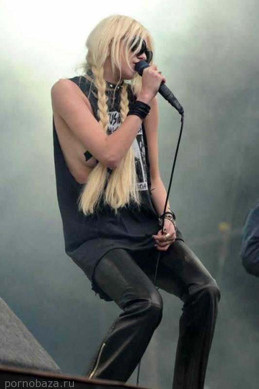 Солистка группы The Pretty Reckless в откровенном наряде