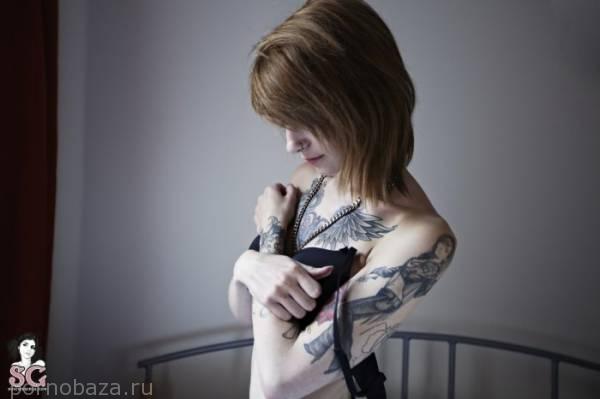 Симпатичная девушка под псевдонимом Lockhart из Suicide Girls