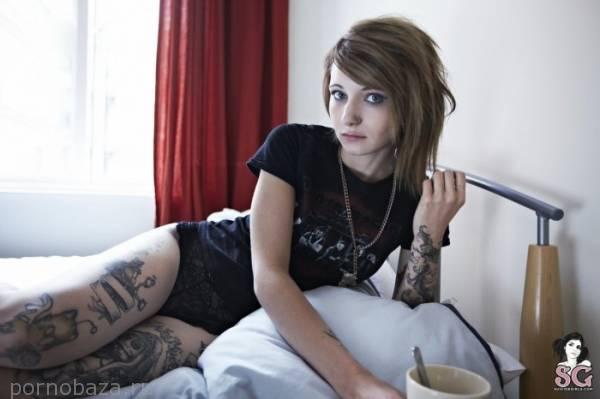 Симпатичная девушка под псевдонимом Lockhart из Suicide Girls