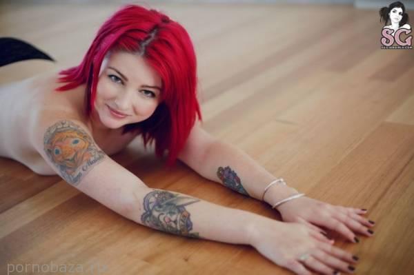 Обаятельная девушка Harlee из Suicide Girls