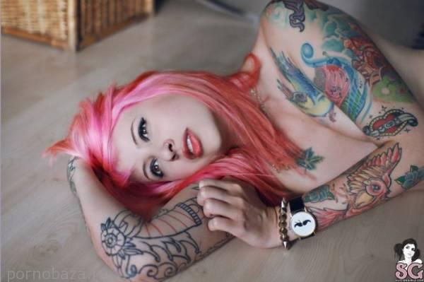 Молодая девушка Jaune с красивыми татуировками