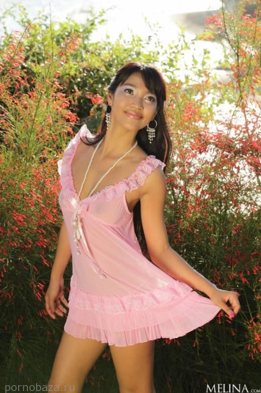 Девушка азиатской внешности Hannah в эротической фотосессии