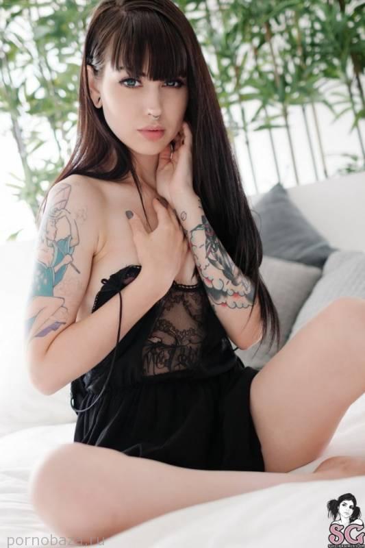 Сексуальная девушка Arwen из Suicide Girls