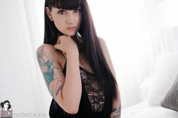 Сексуальная девушка Arwen из Suicide Girls