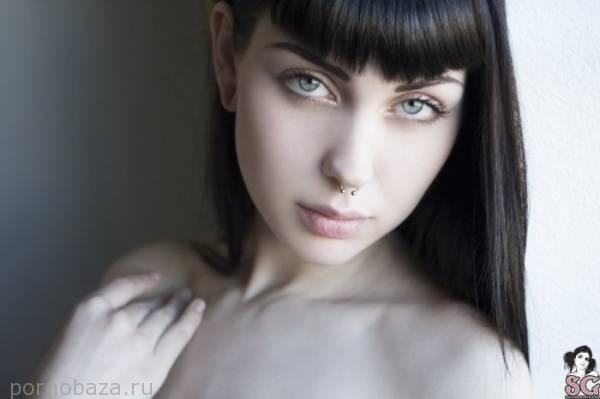 Симпатичная девушка Arwen из Suicide Girls