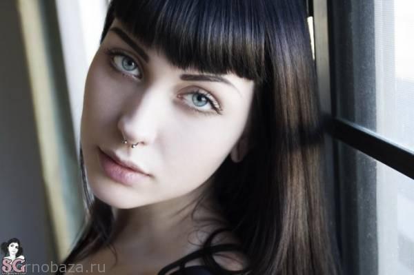 Симпатичная девушка Arwen из Suicide Girls