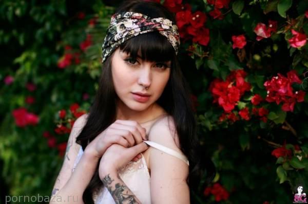Сексуальная девушка Arwen из Suicide Girls