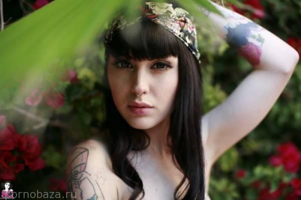 Сексуальная девушка Arwen из Suicide Girls