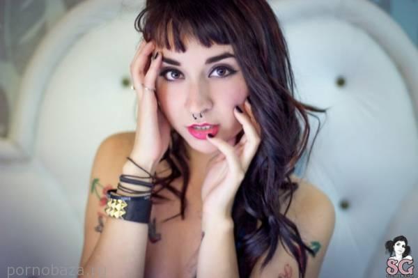 Сексуальная девушка под псевдонимом Ronrosuicide из Suicide Girls