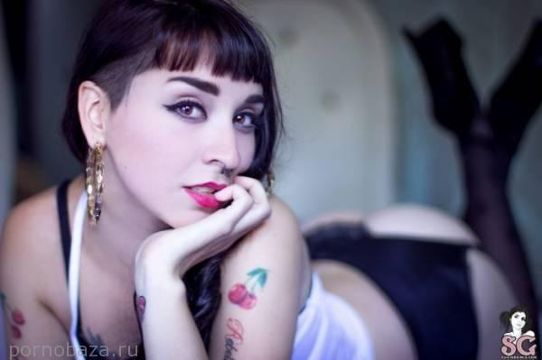 Сексуальная девушка под псевдонимом Ronrosuicide из Suicide Girls