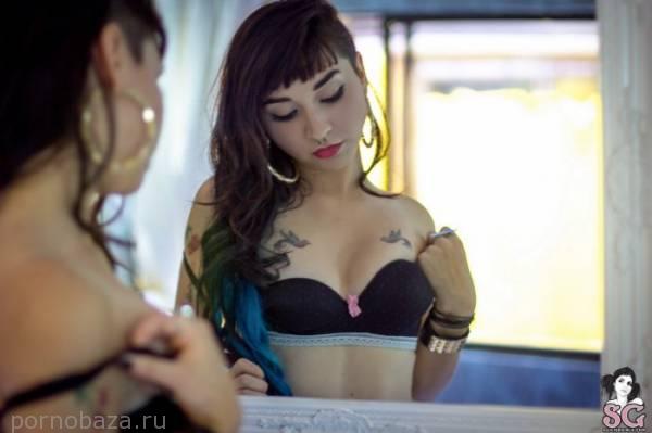 Сексуальная девушка под псевдонимом Ronrosuicide из Suicide Girls