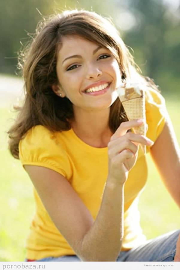 Девушки сосут мороженое и красавица на пикнике